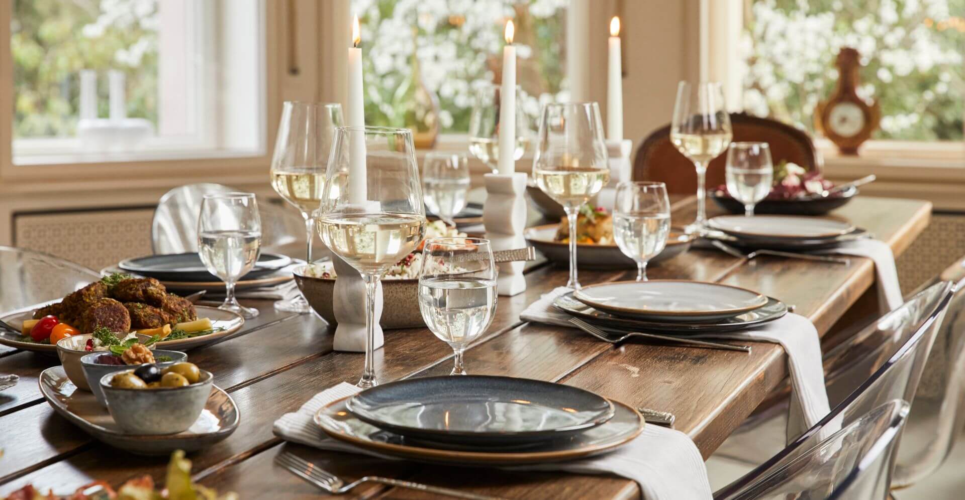 Jak wykorzystać kieliszki do wina w dekoracji stołu?